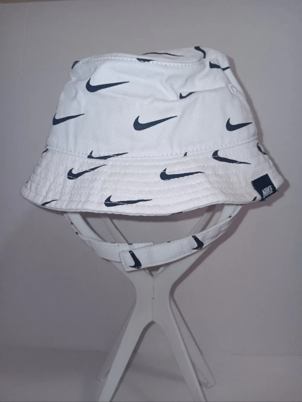 NIKE SWOOSH INFANT ADJUSTABLE CHIN STRAP COTTON BUCKET HAT